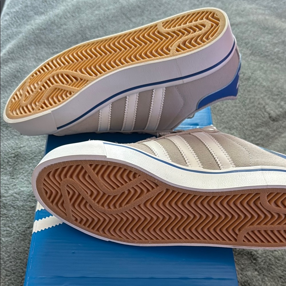 Adidas Grey and white Sneakers NWT 4.5 Campus - Picture 4 of 5